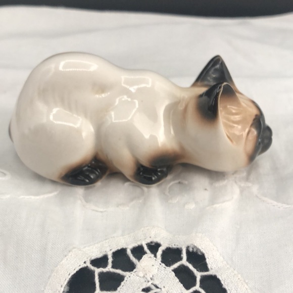 Vintage Enesco Porcelain Siamese Kitty Cat Shelf Sitter Peering Over the Edge - Picture 3 of 6